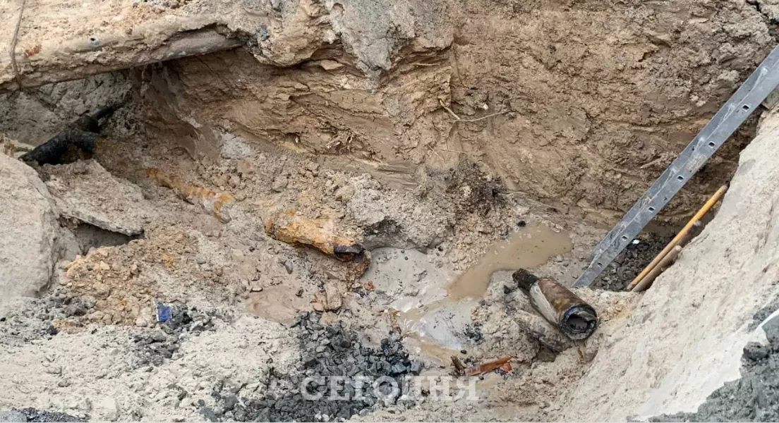 У Києві розрили величезну яму на дорозі. Фото: Всеволод Прокоф'єв, "Сьогодні"