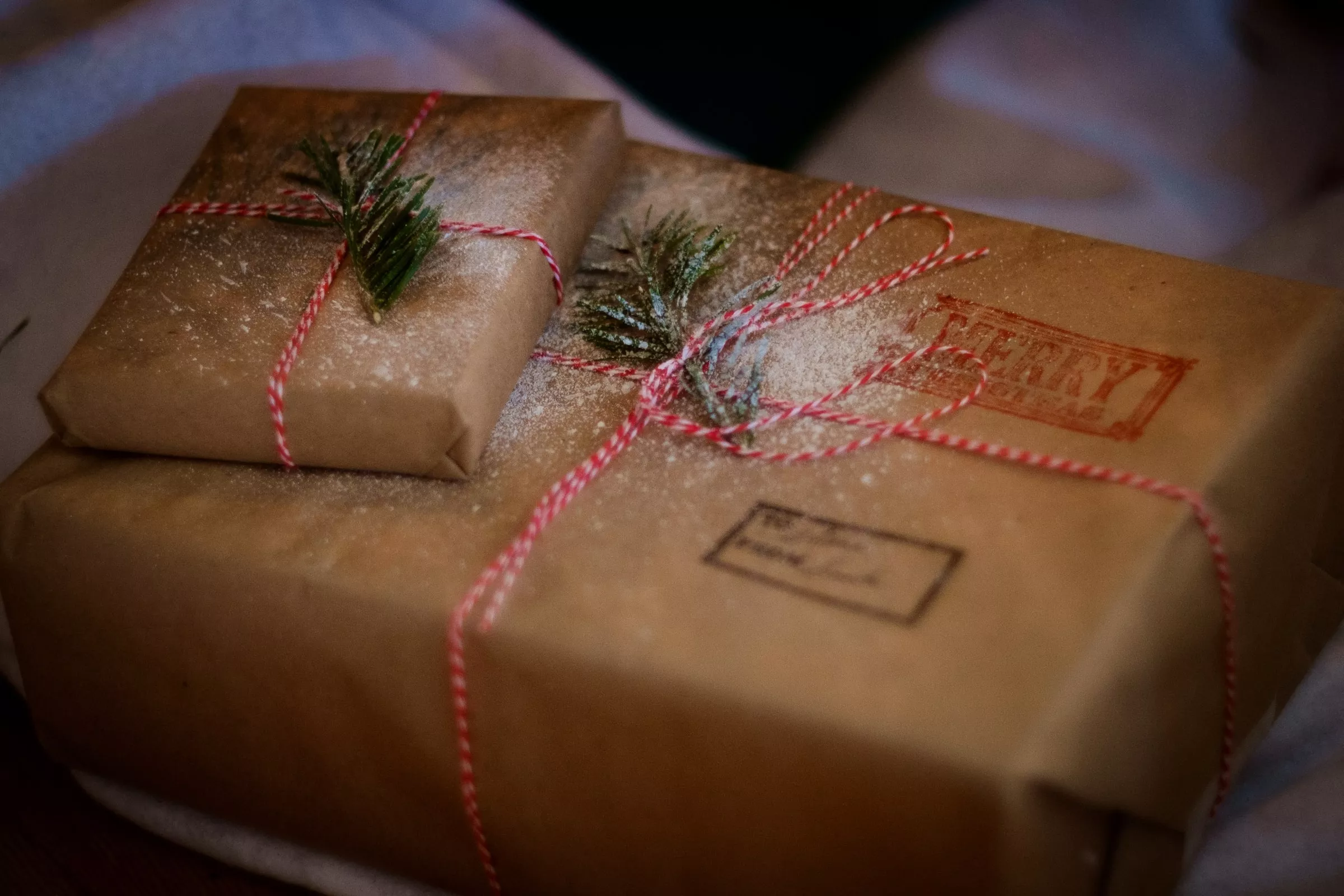 Як сховати подарунок під подушку / Фото: unsplash 