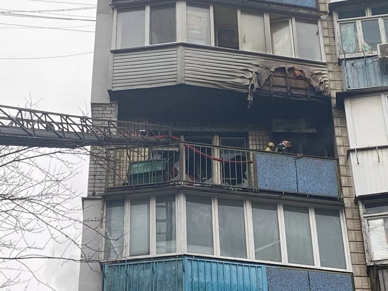 Пожар в многоквартирном жилом доме в Киеве. Фото: ГСЧС Киева