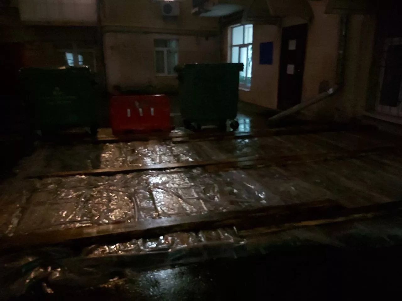 Как выглядит сейчас яма в Киеве во дворе дома