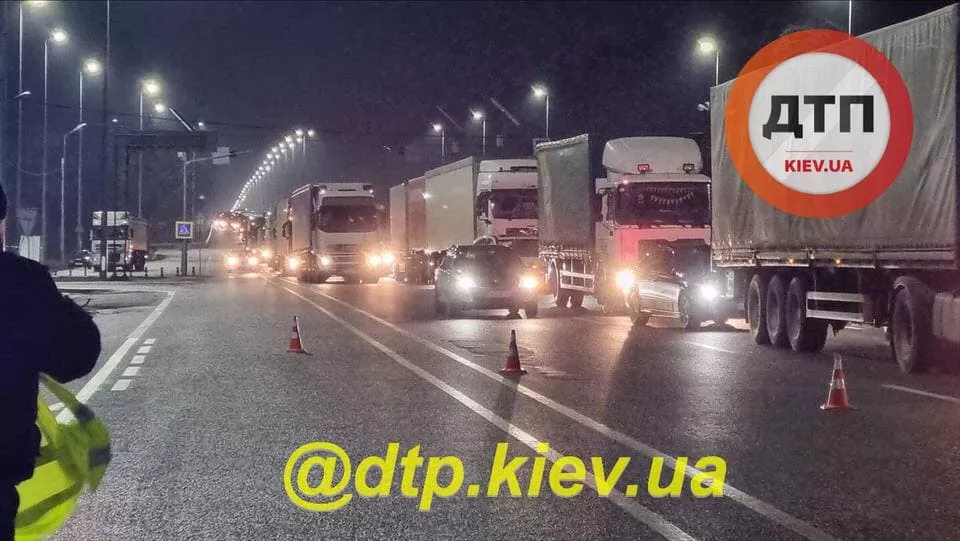 Рух на трасі внаслідок ДТП ускладнений/Фото: Telegram-канал dtp.kiev.ua
