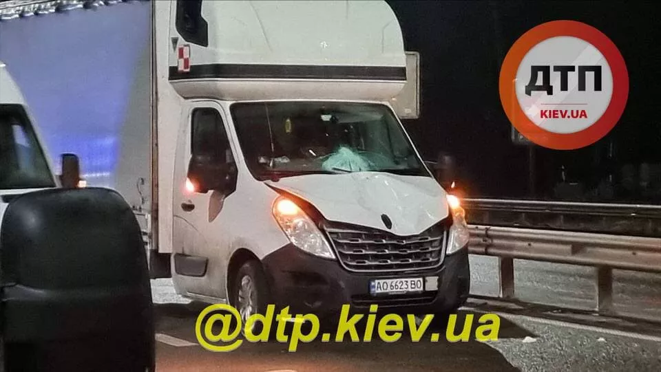 Чоловіків збили дві вантажівки/Фото: Telegram-канал dtp.kiev.ua