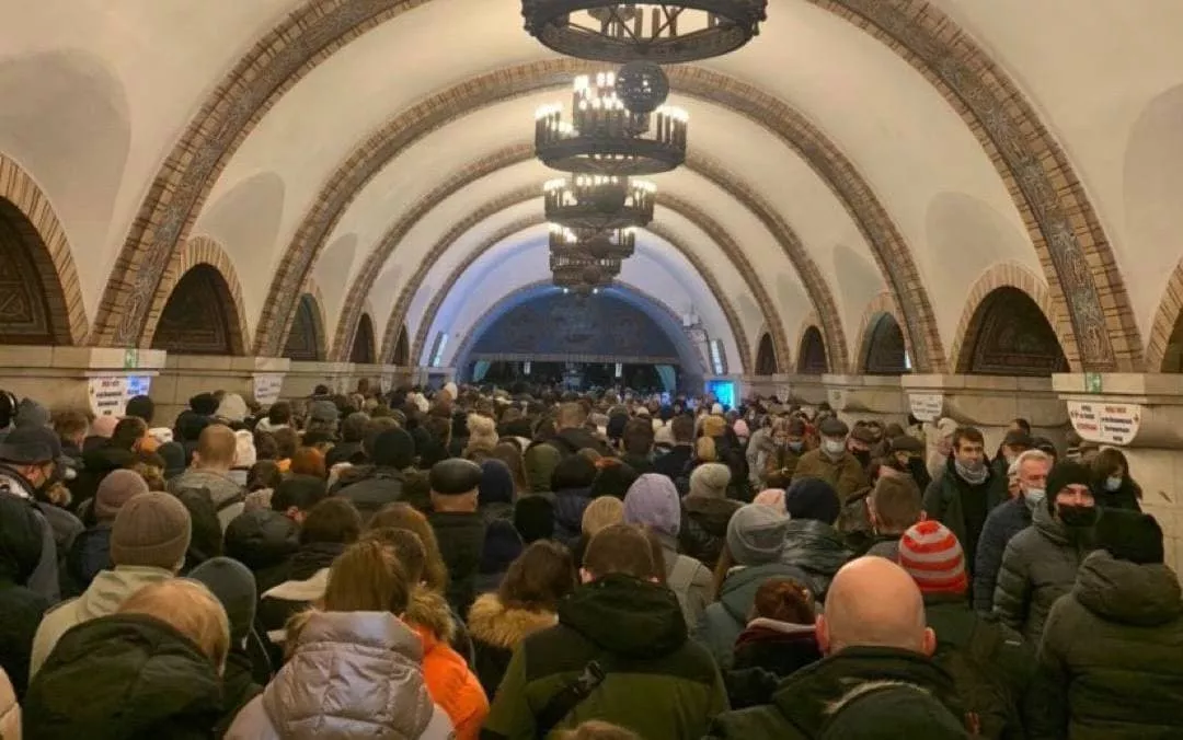 Люди заполонили станцию метро/Фото: Telegram-канал Ху*вый Киев