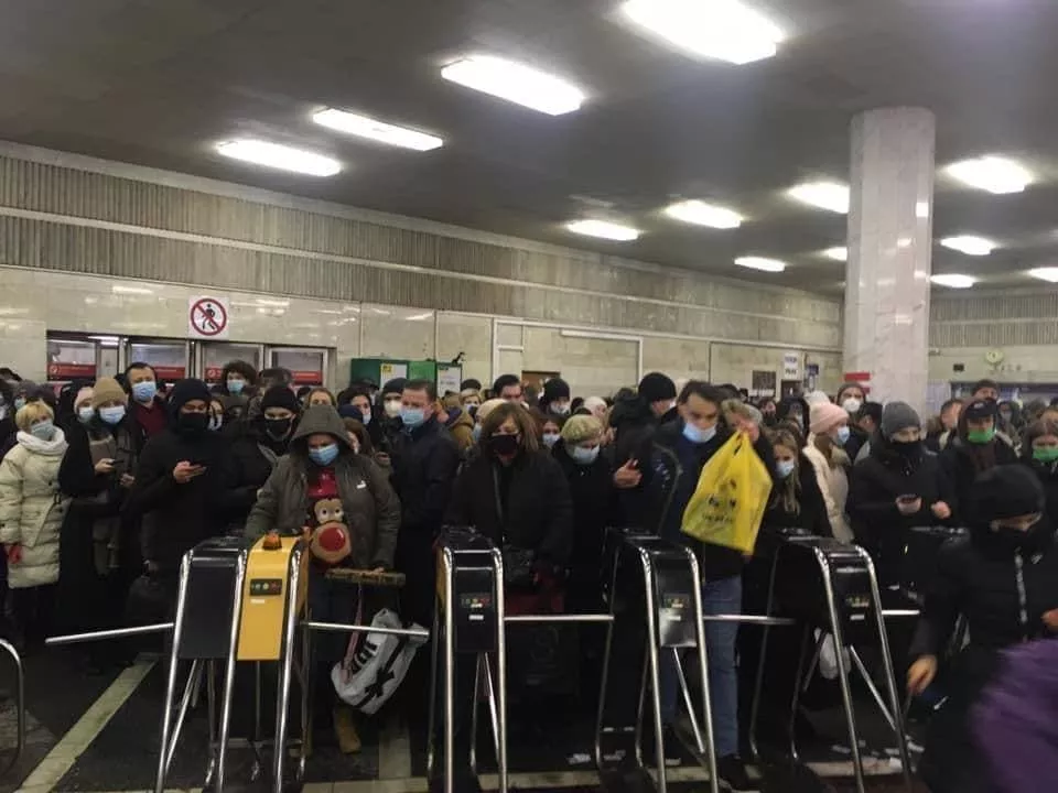 Очереди к турникетам в метро Киева/Фото: Telegram-канал Ху*вый Киев
