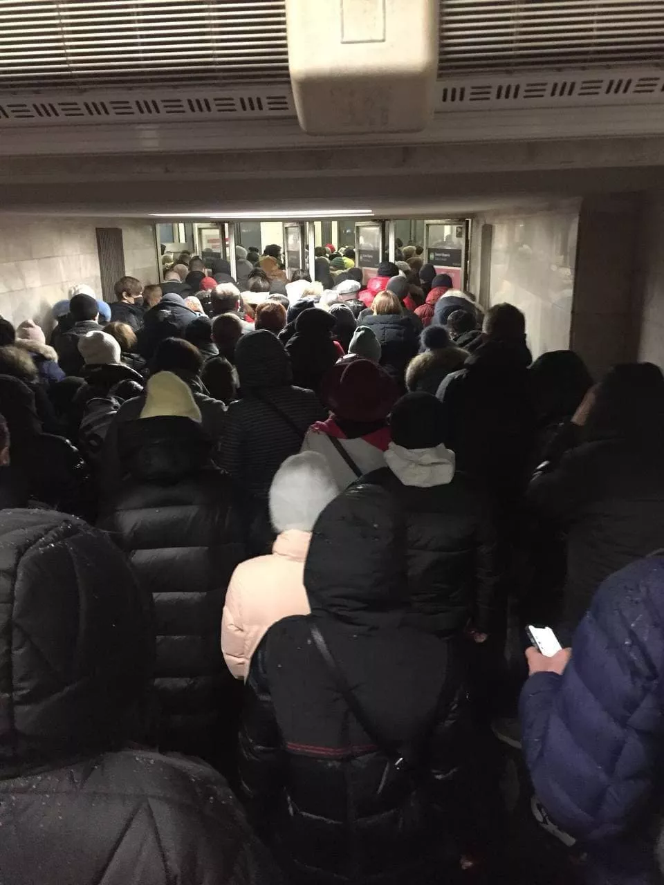 Очереди ко входу в метро/Фото: Telegram-канал Ху*вый Киев