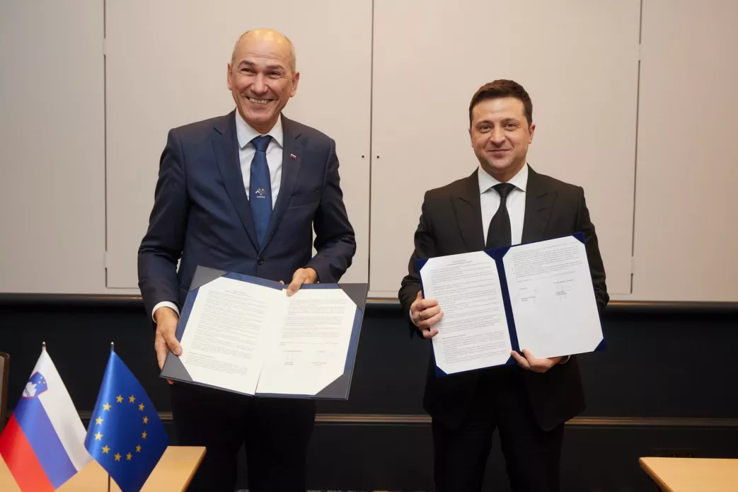 Зеленский подписал с премьер-министром Словении Янезом Яншей Декларацию о поддержке европейской перспективы