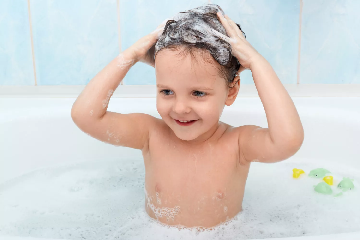 Обычная теплая ванна помоет ребенку избавиться от слизи в носу и  заменит домашнюю ингаляцию
