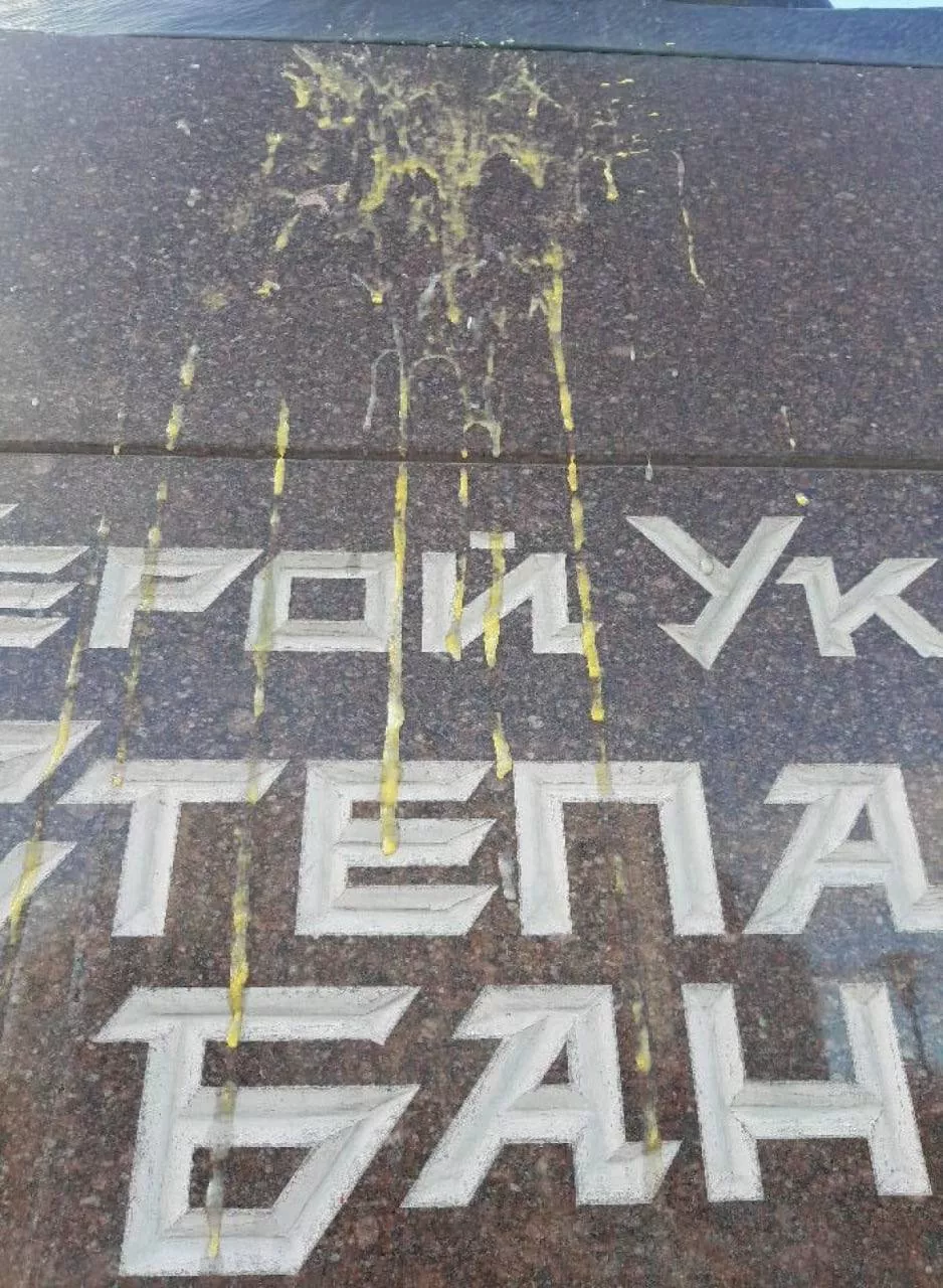 В Тернополе осквернили памятник. Фото: "Политика страны"