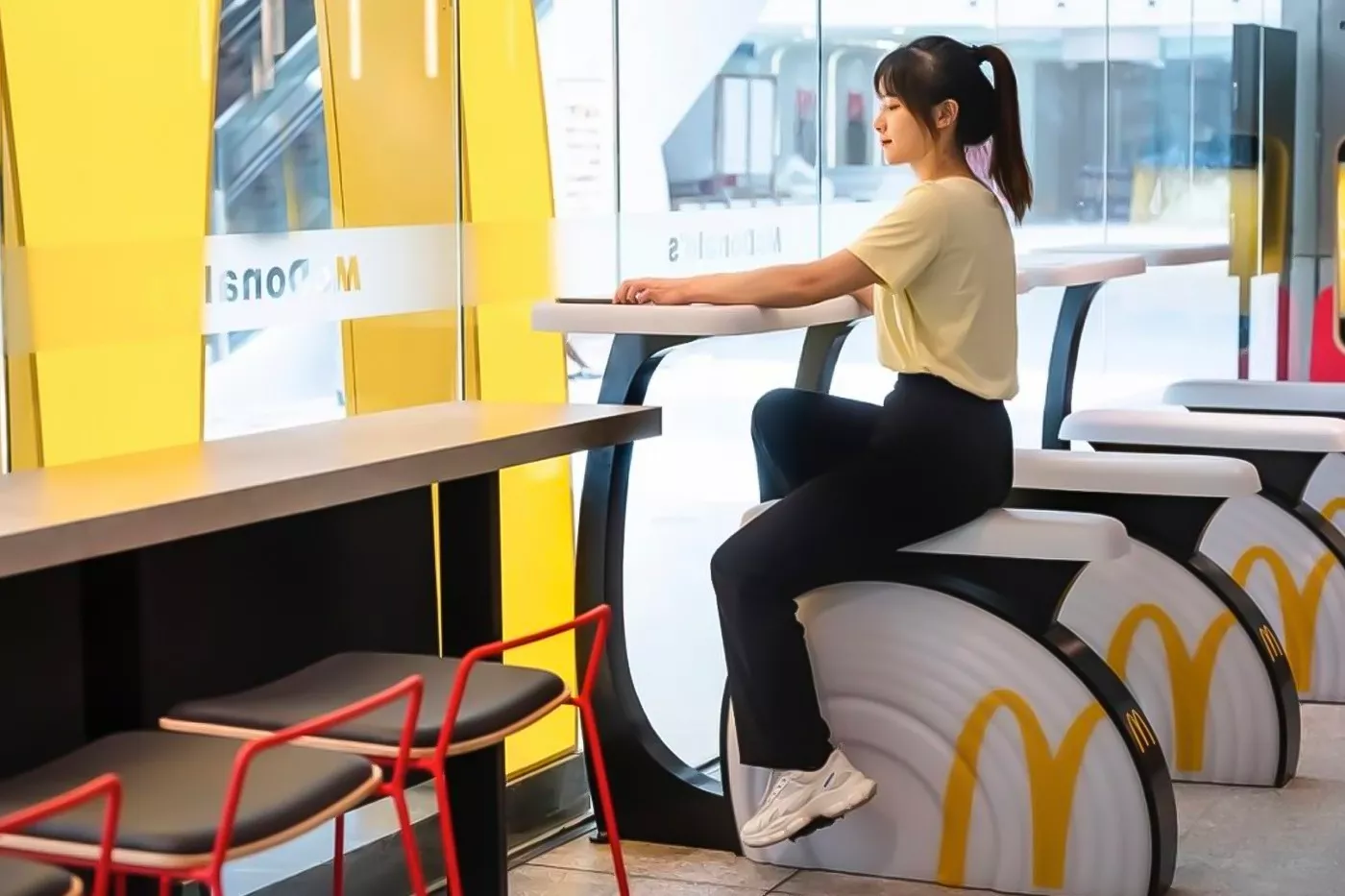 В сети McDonald’s в Китае установили велотренажеры