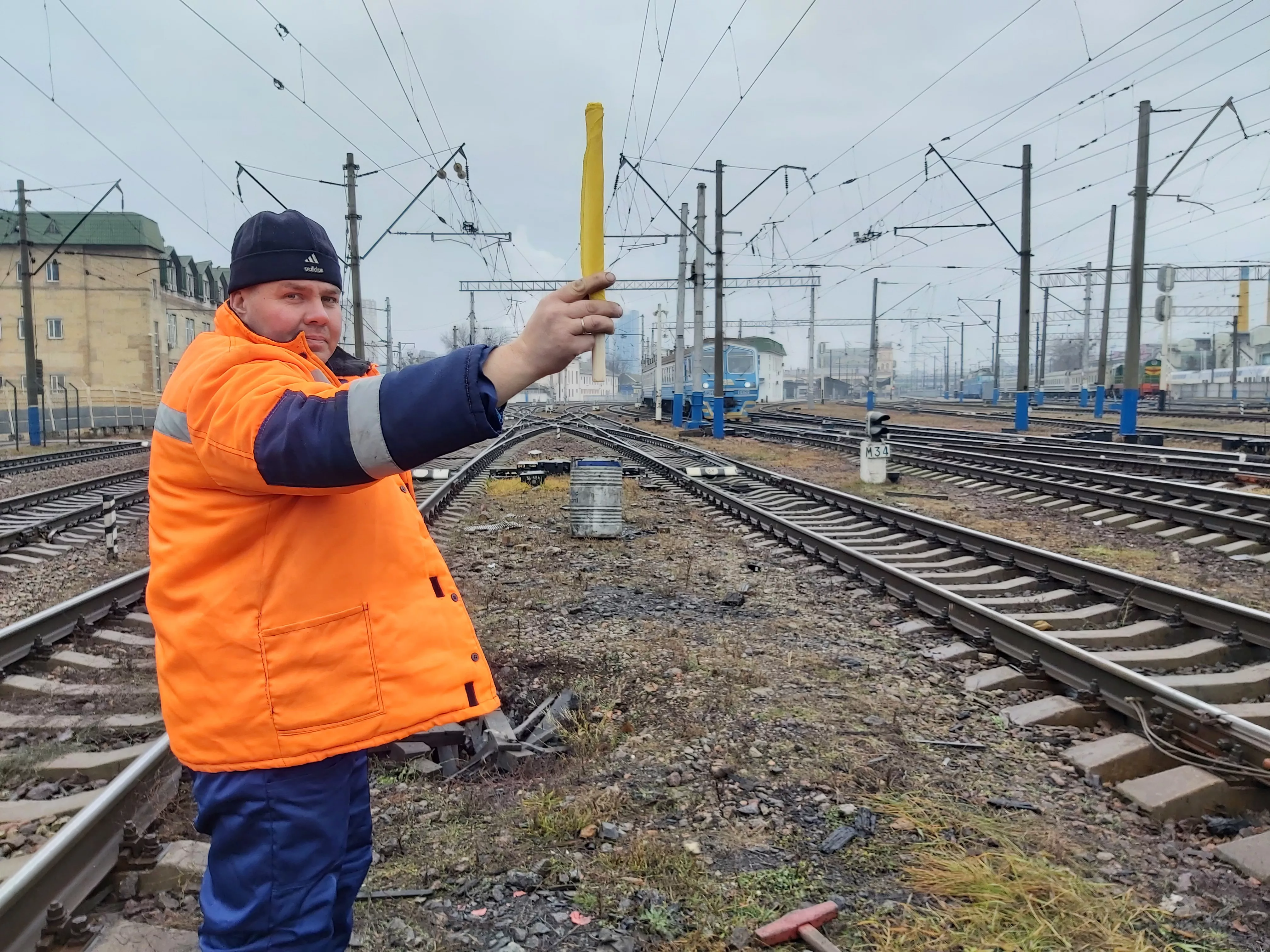 Обходчик железнодорожных путей Игорь Самусенко за смену проходит не менее 30 километров/Фото: "Сегодня"
