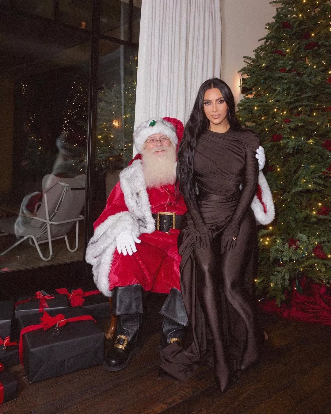 Ким Кардашьян встретила католическое Рождество в наряде Balenciaga
