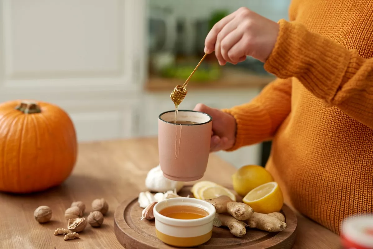 Имбирный отвар с медом и лимоном – отличный напиток для поддержания сил зимой