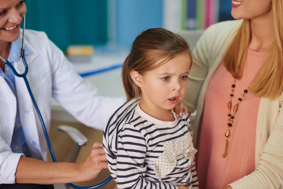 Осиплость голоса у детей – один из симптомов ложного крупа, важно показать ребенка врачу