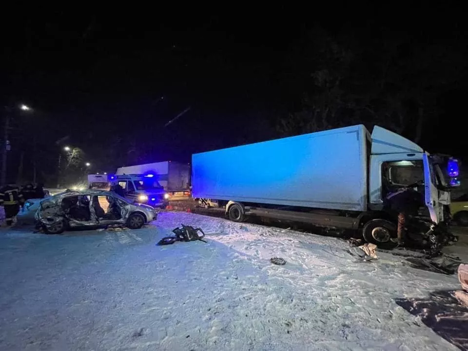 Легковик врізався у вантажівку, яка рухалася зустрічною смугою/Фото: dtp.kiev.ua