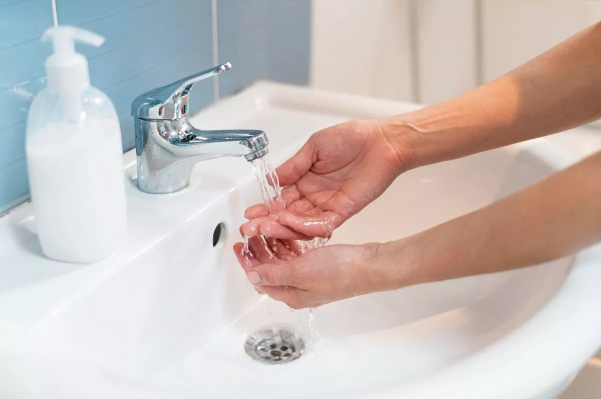 Ретельне миття рук з милом (мити слід 40-60 секунд) рівнозначне користування антисептиком 