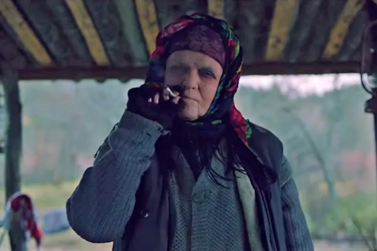 Ірма Вітовська в ролі баби Прісі.
