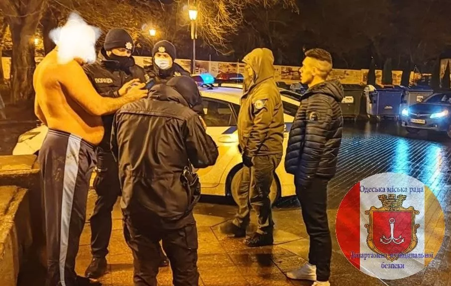 Обнаженного мужчину заметили в центре города/Фото: Telegram-канал "Одесса. Официально"