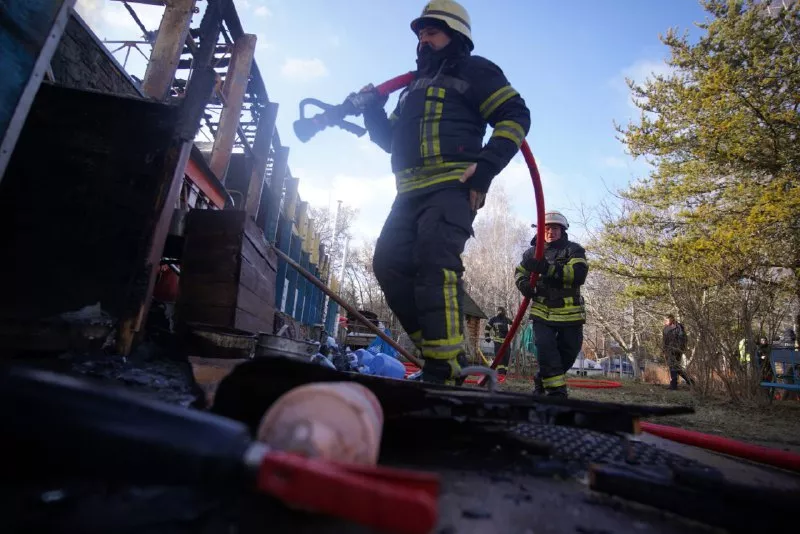15 рятувальників гасили пожежу