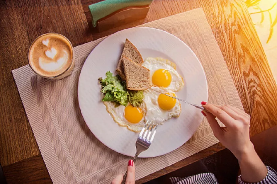 Яйця (омлет, яєчня, яйця пашот) – відмінний продукт для сніданку