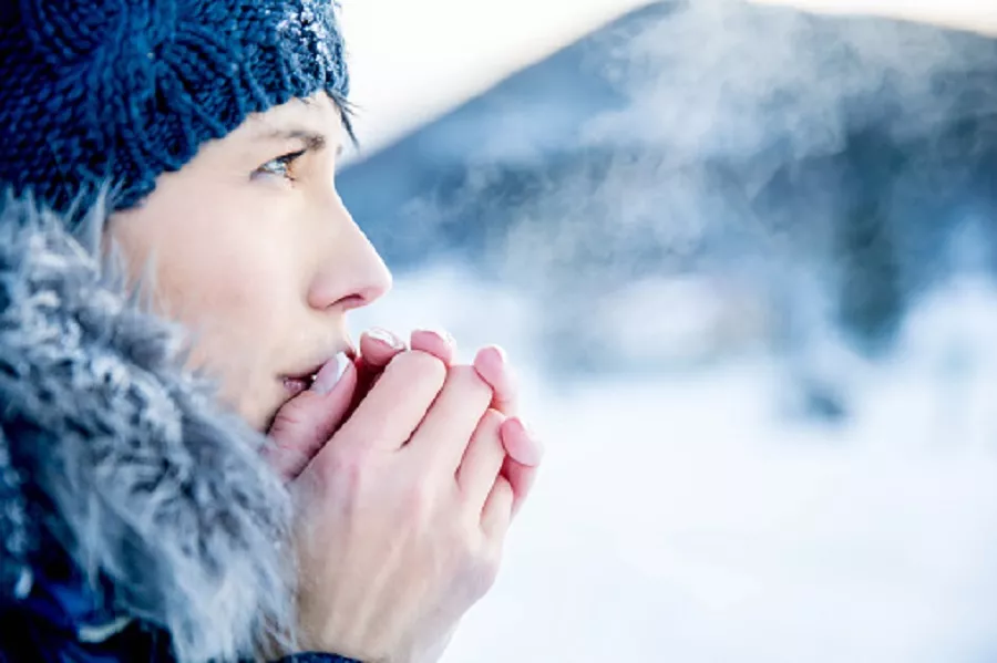 Если замерзли, то не растирайте замерзшие руки/ноги/лицо ничем, особенно снегом