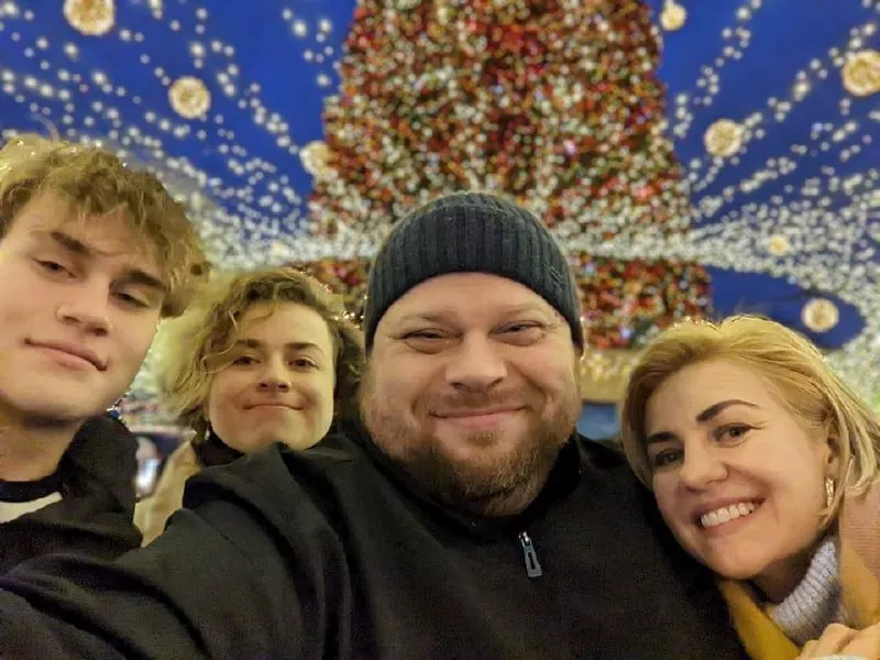Семья Стефанчуков и новогодняя елка на Софиевской площади / Фото: Facebook