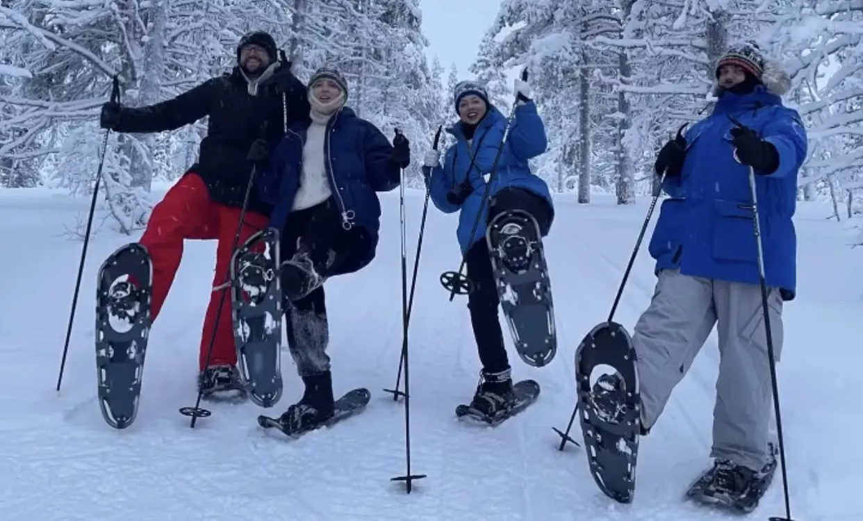 Алена Шкрум и Дмитрий Наталуха с друзьми осваивают лыжи за полярным кругом / Фото: Facebook