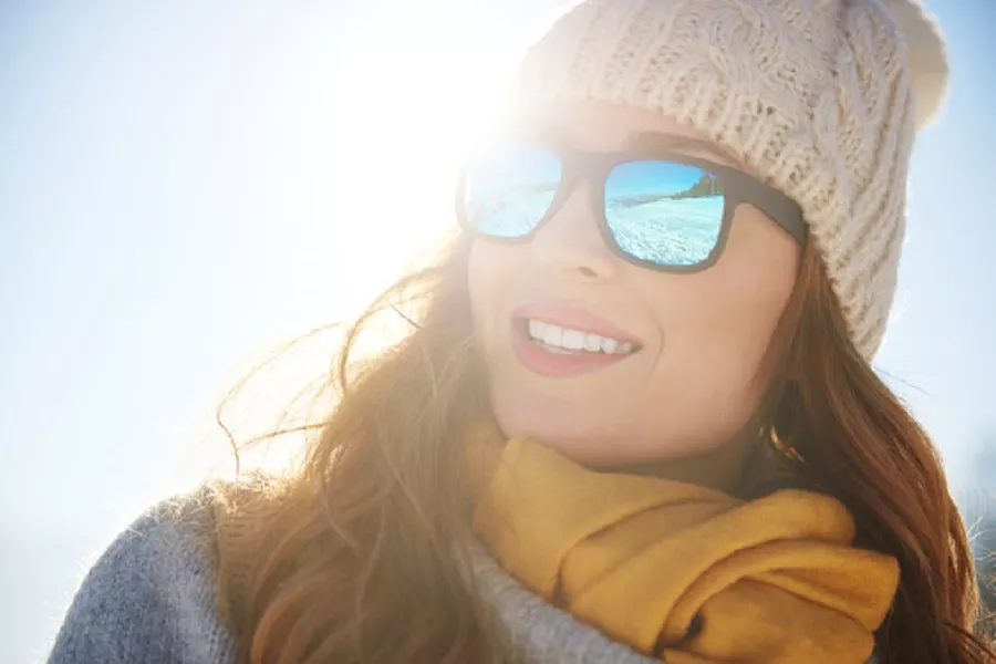 Зимой носите солнцезащитные очки со 100% защитой от ультрафиолетового излучения