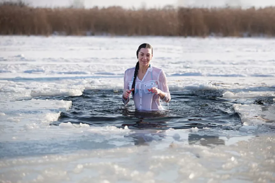Резкое погружение в ледяную воду может вызвать судороги, потерю сознания и даже привести к инсульту