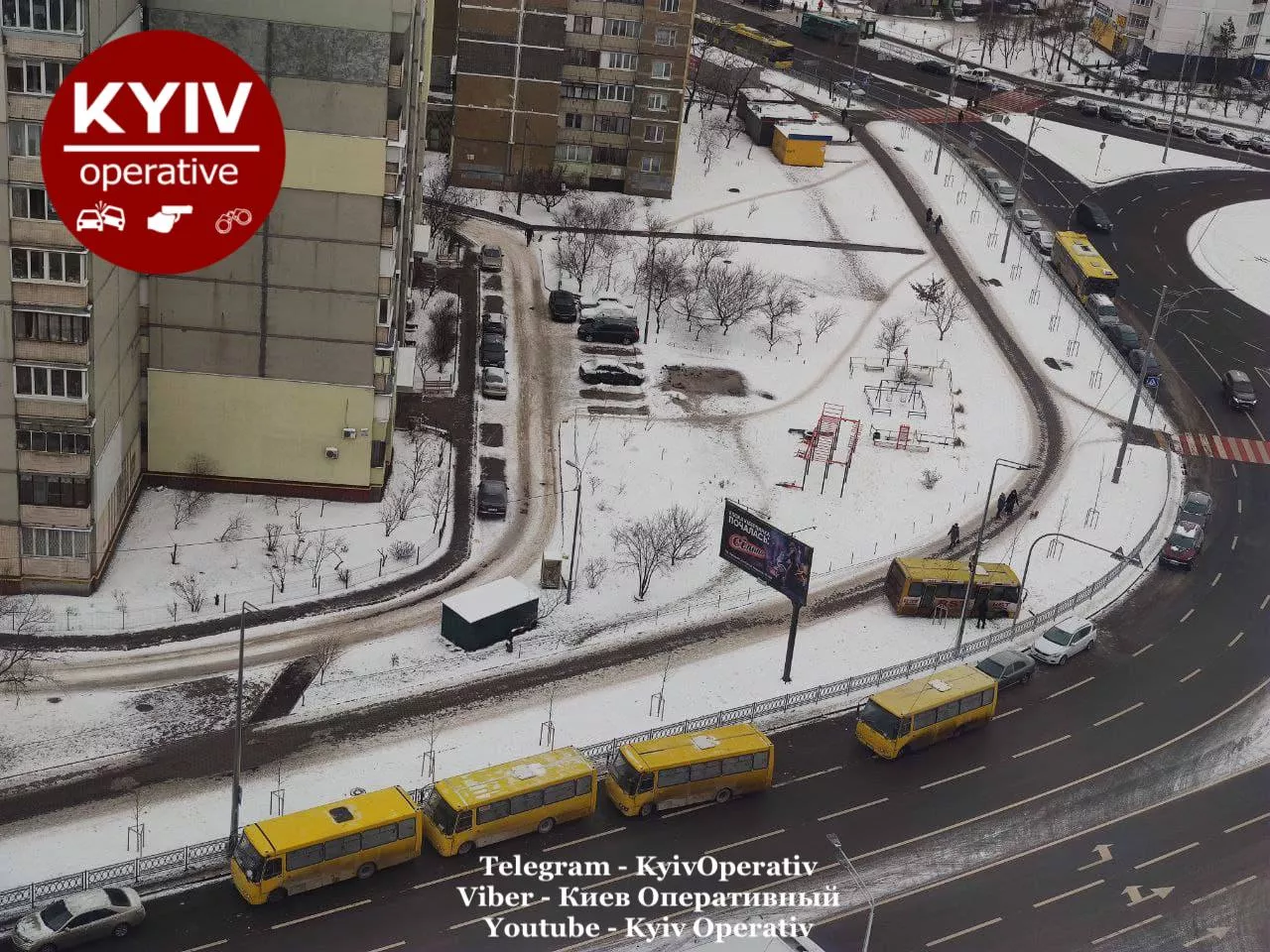 В Киеве маршрутка оказалась на пешеходной зоне за забором. Фото: Киев Оперативный