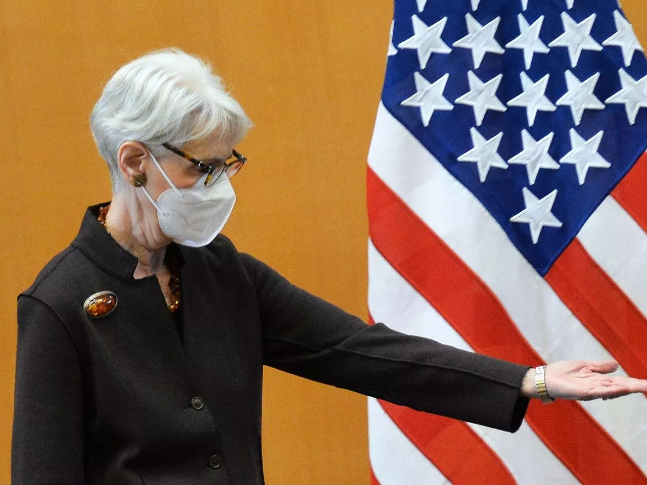 Бурштиновий комплект Венді Шерман на переговорах у Женеві / Фото: Reuters