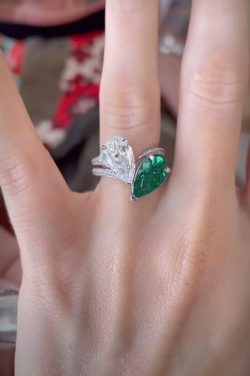 Помолвочное кольцо Меган Фокс с бриллиантом и изумрудом