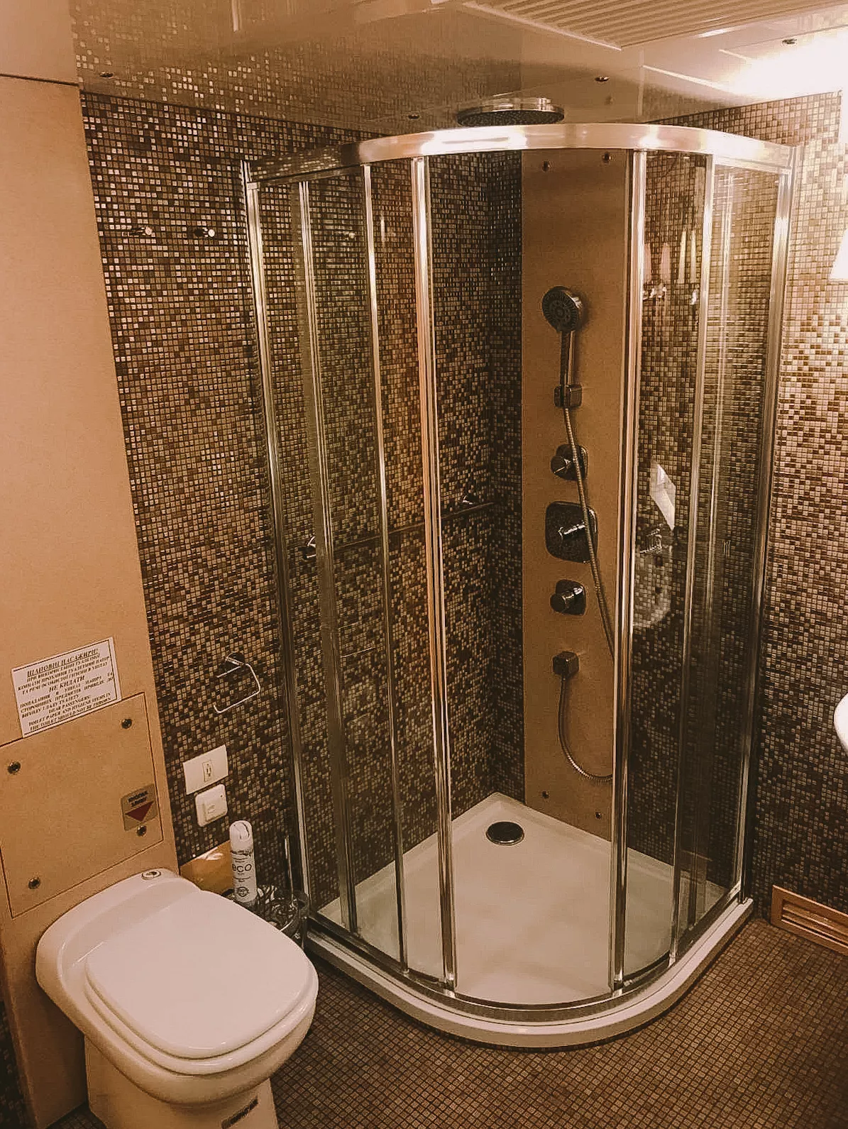 Привычные душ и туалет, как в отеле, тоже найдете в вагоне
