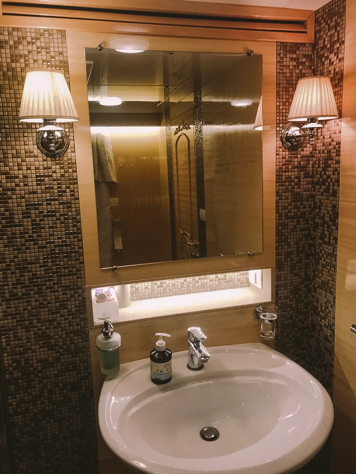 Привычные душ и туалет, как в отеле, тоже найдете в вагоне