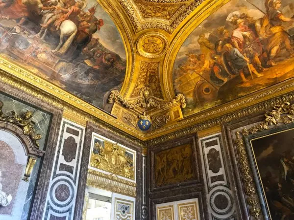 Экстерьер напоминает Версальский дворец