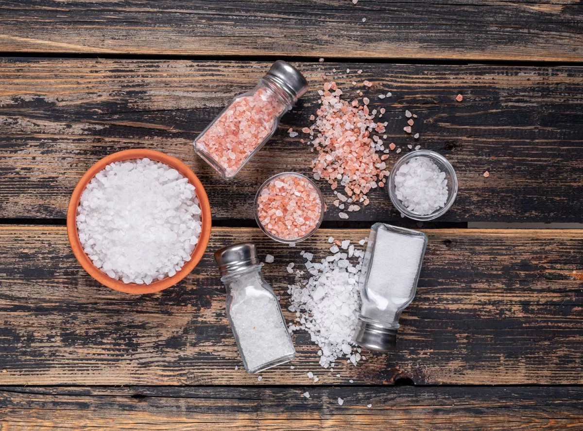 Якщо ви зовсім не можете без солі, то намагайтеся вибирати морську, із вмістом мінералів або йодовану 