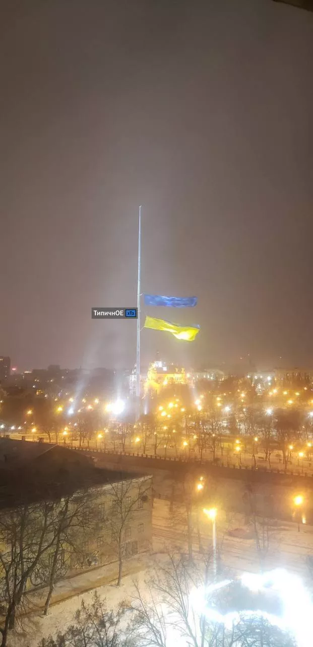 В Харькове ветер разорвал флаг на самом высоком флагштоке в Украине. Фото: Типичное ХТЗ