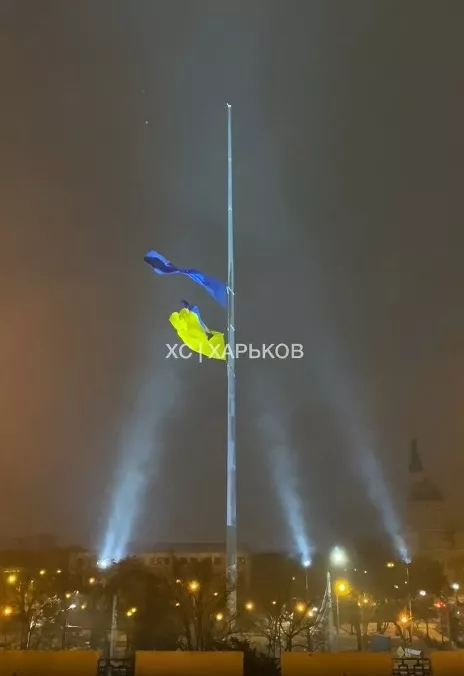В Харькове ветер разорвал флаг на самом высоком флагштоке в Украине. Фото: ХС