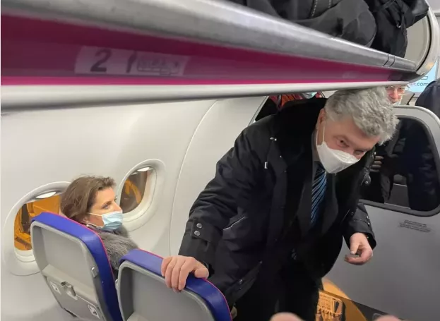 Супруги Порошенко заняли места в самолете