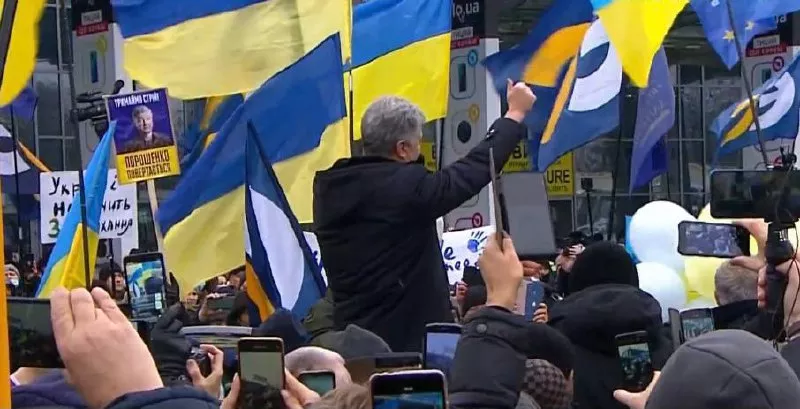 Встречать Порошенко приехали сотни его поклонников / Скриншот Украина 24