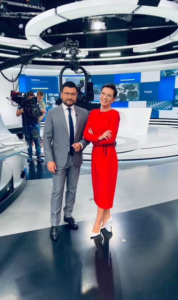 Игорь Пупков уже больше года выходит в эфир вечерних новостей в паре с Еленой Кот