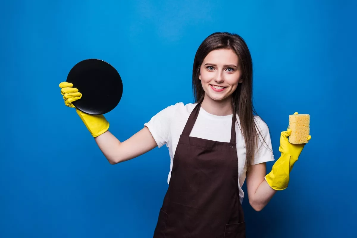 Одягайте гумові рукавички, коли робите прибирання або миєте посуд, щоб захистити нігті та шкіру рук