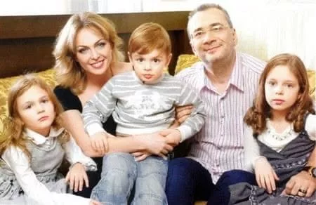Константин Меладзе с Яной Сумм и детьми.