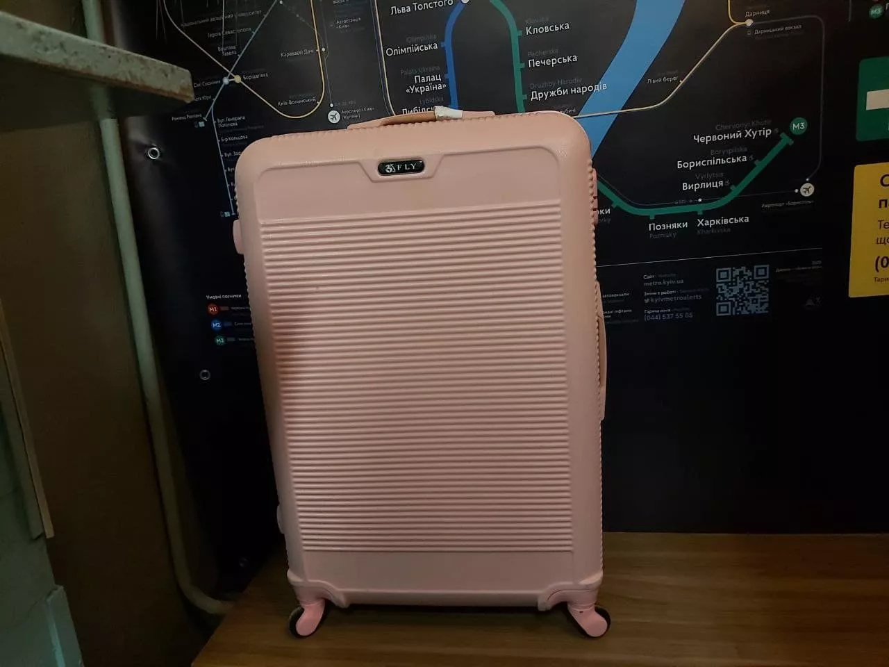 Большой розовый чемодан, который кто-то потерял в метро/ фото "Сегодня"