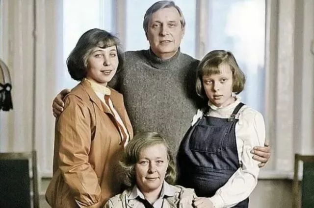 Актер с женой и детьми.