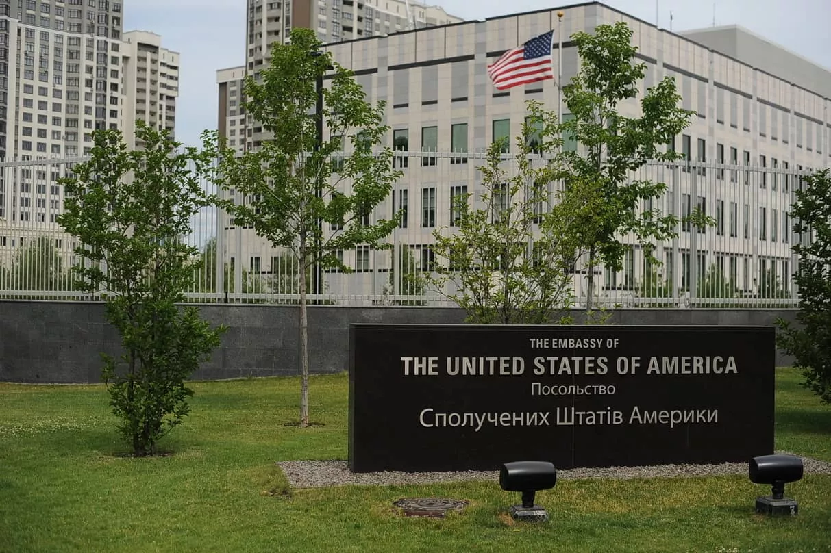 Держдепартамент США розпорядився евакуювати деяких працівників посольства у Києві. Фото: novynarnia.com