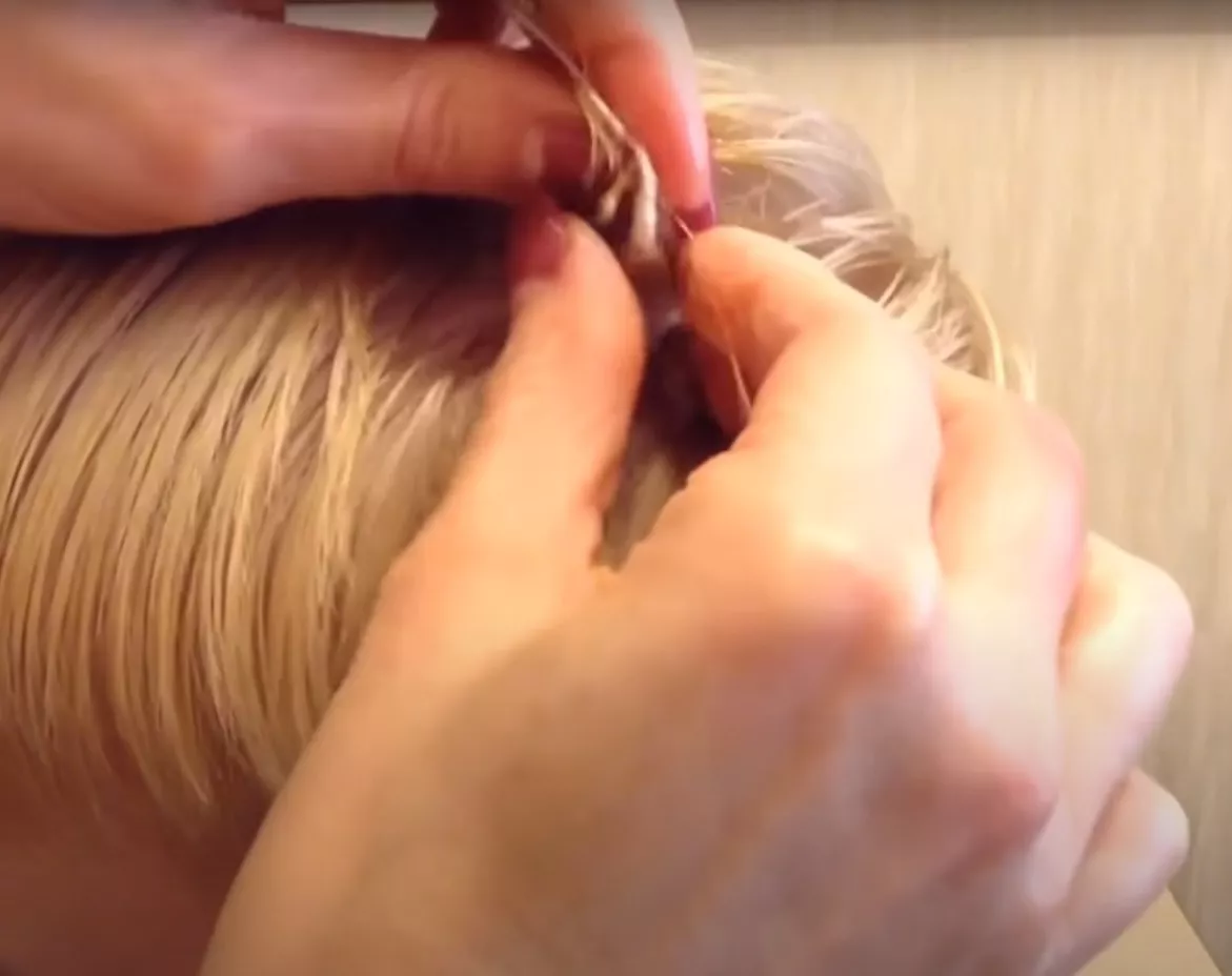 Как убрать жвачку из волос / Фото: скриншот из YouTube/Домашние Рецепты от Тамары