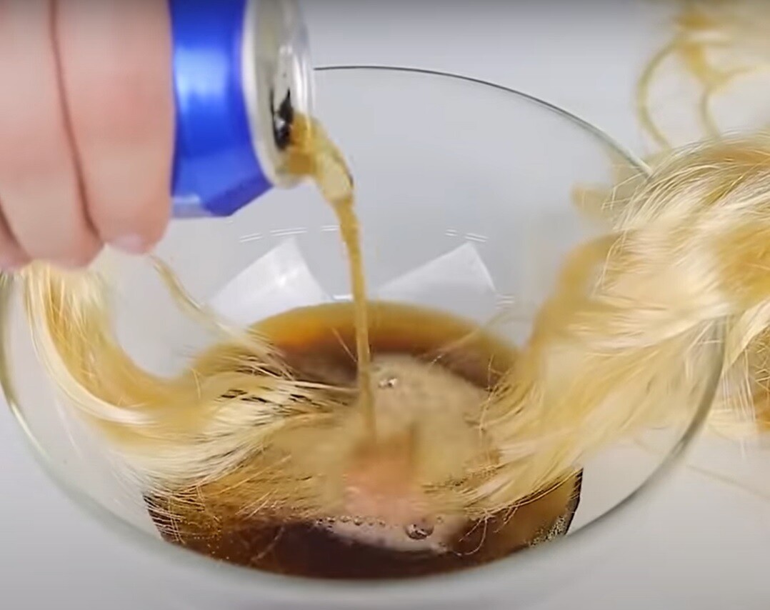 Як прибрати жуйку з волосся / Фото: скріншот з YouTube/Бери та роби 