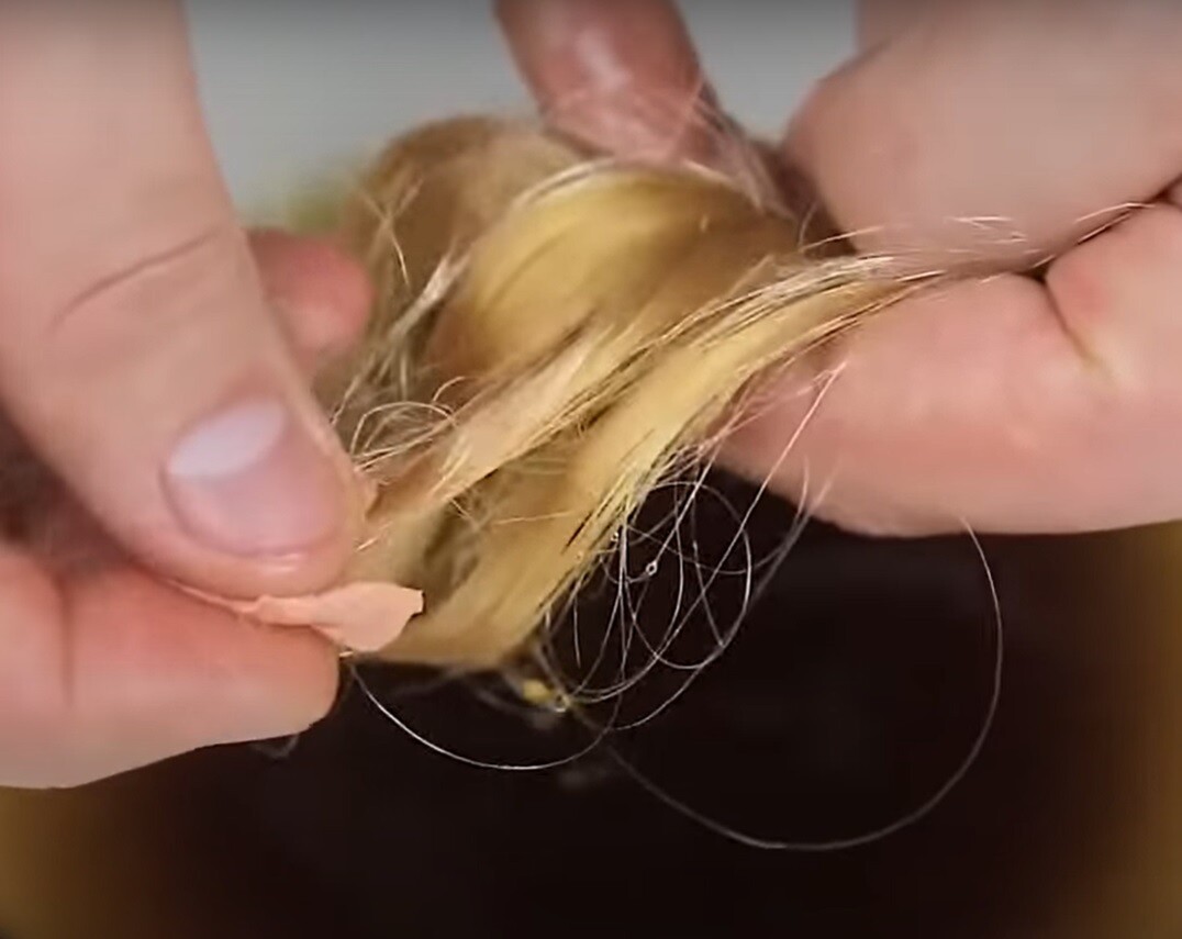 Як прибрати жуйку з волосся / Фото: скріншот із YouTube/Домашні Рецепти від Тамари 