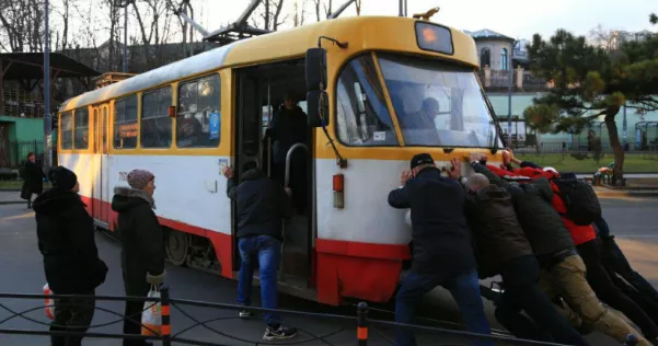 В Одесі серед дороги зламався трамвай. Фото: Факти ICTV