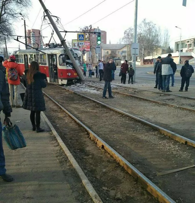 В Харькове трамвай сошел с рельсов. Фото: ГородХ
